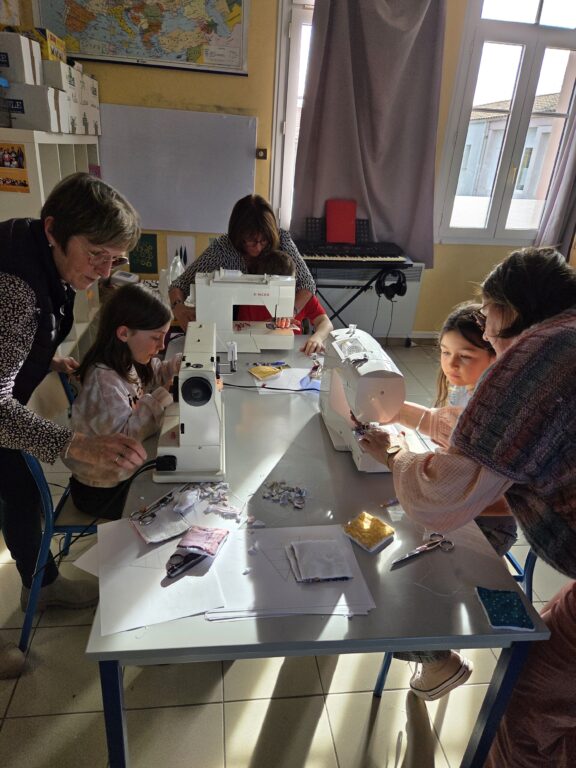 CM1/CM2 – Un projet couture intergénérationnel pour le marché de printemps