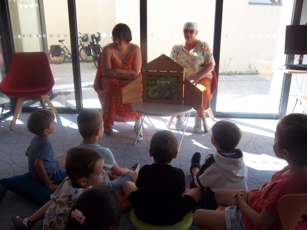 A la bibliothèque.