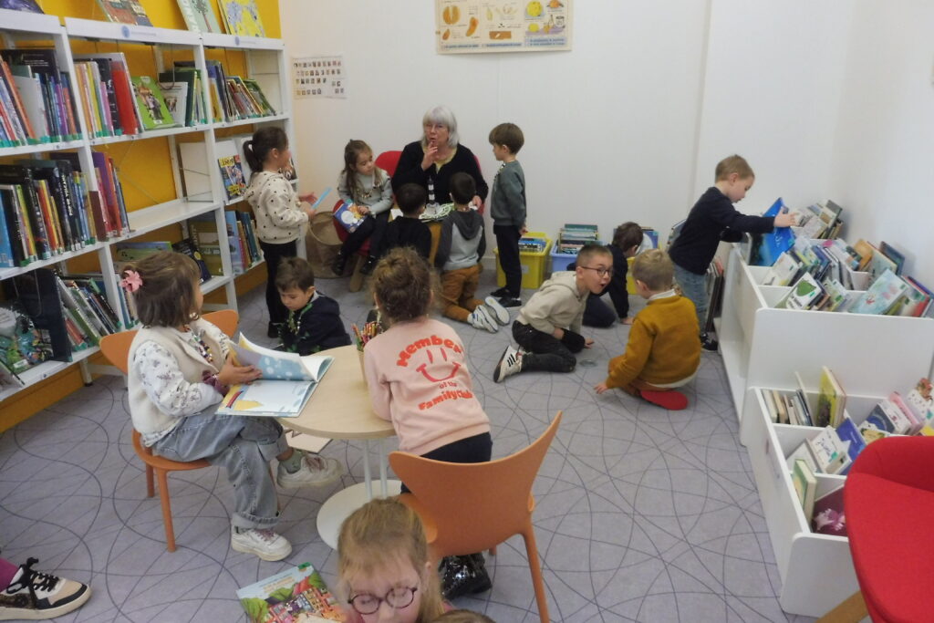 Déplacement à la bibliothèque.