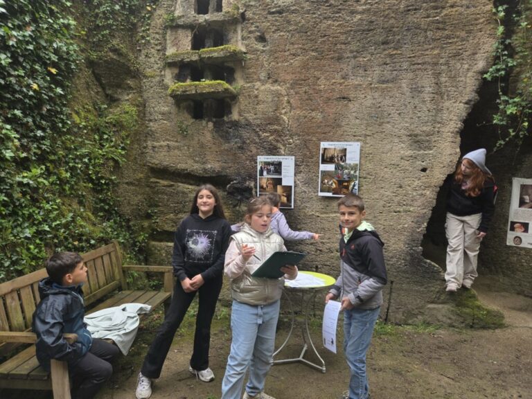 Troglodytes et sarcophages
